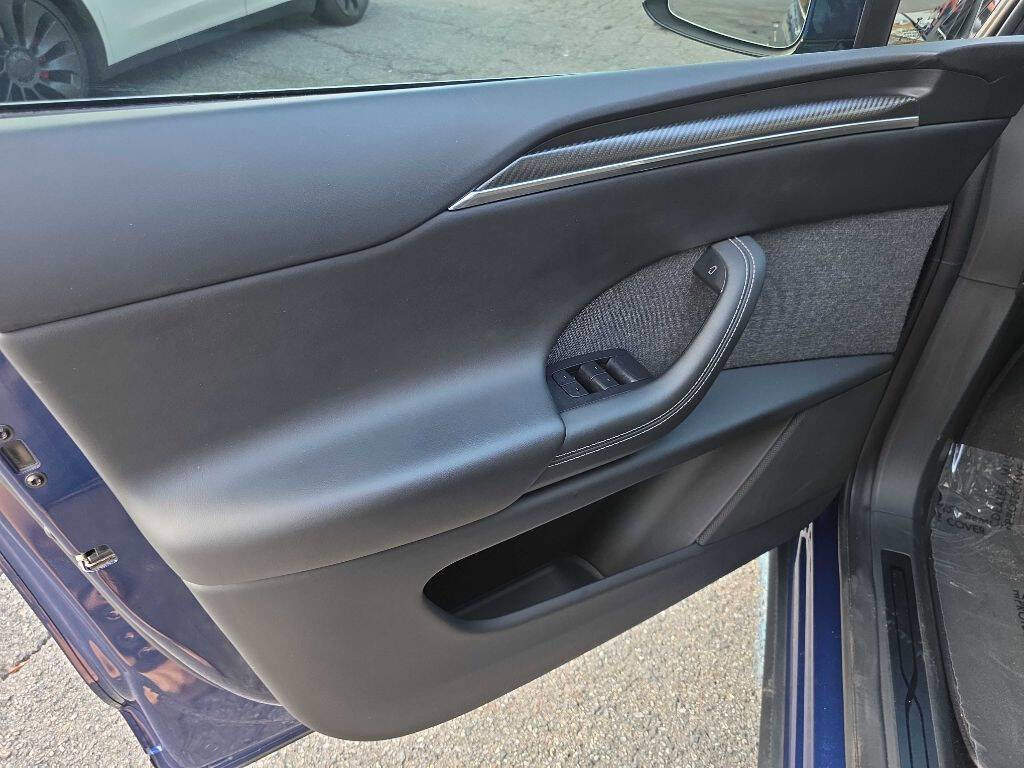 Used 2022 Tesla Model X Plaid image 11