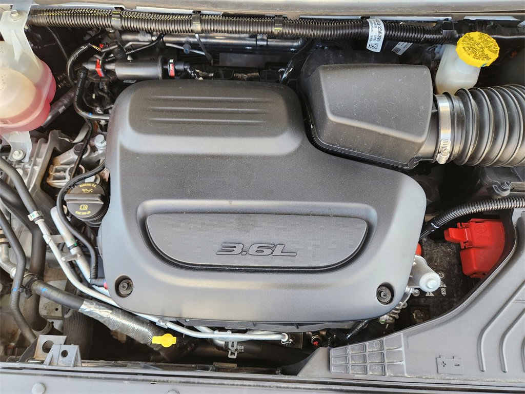 Used 2025 Chrysler Pacifica Select image 65