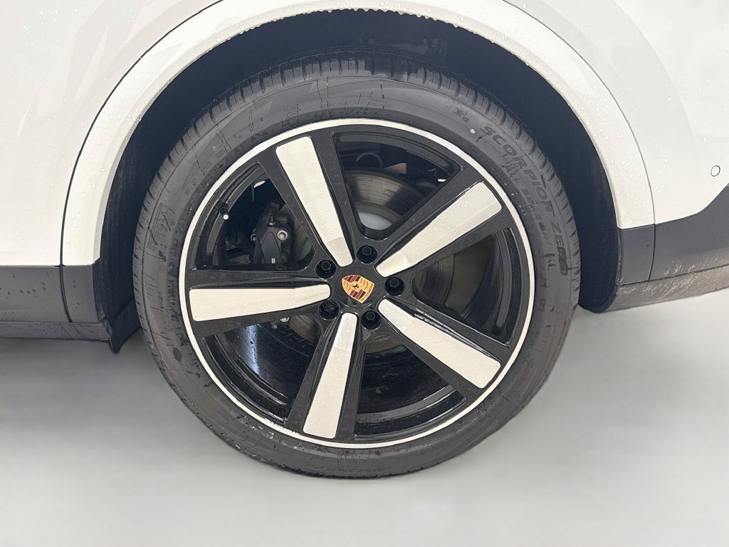 Certified 2025 Porsche Cayenne AWD/4WD image 34