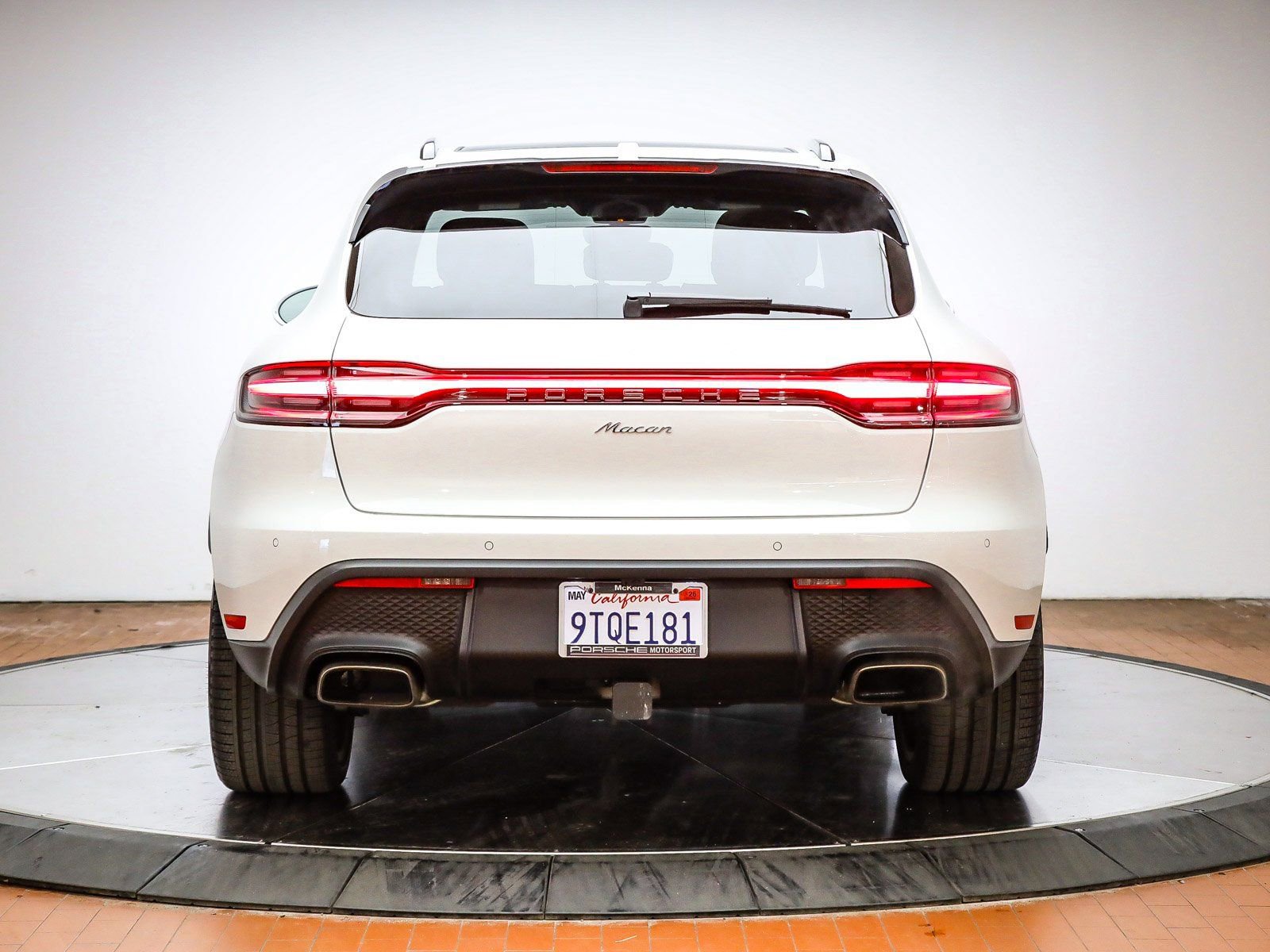 Certified 2025 Porsche Macan image 7