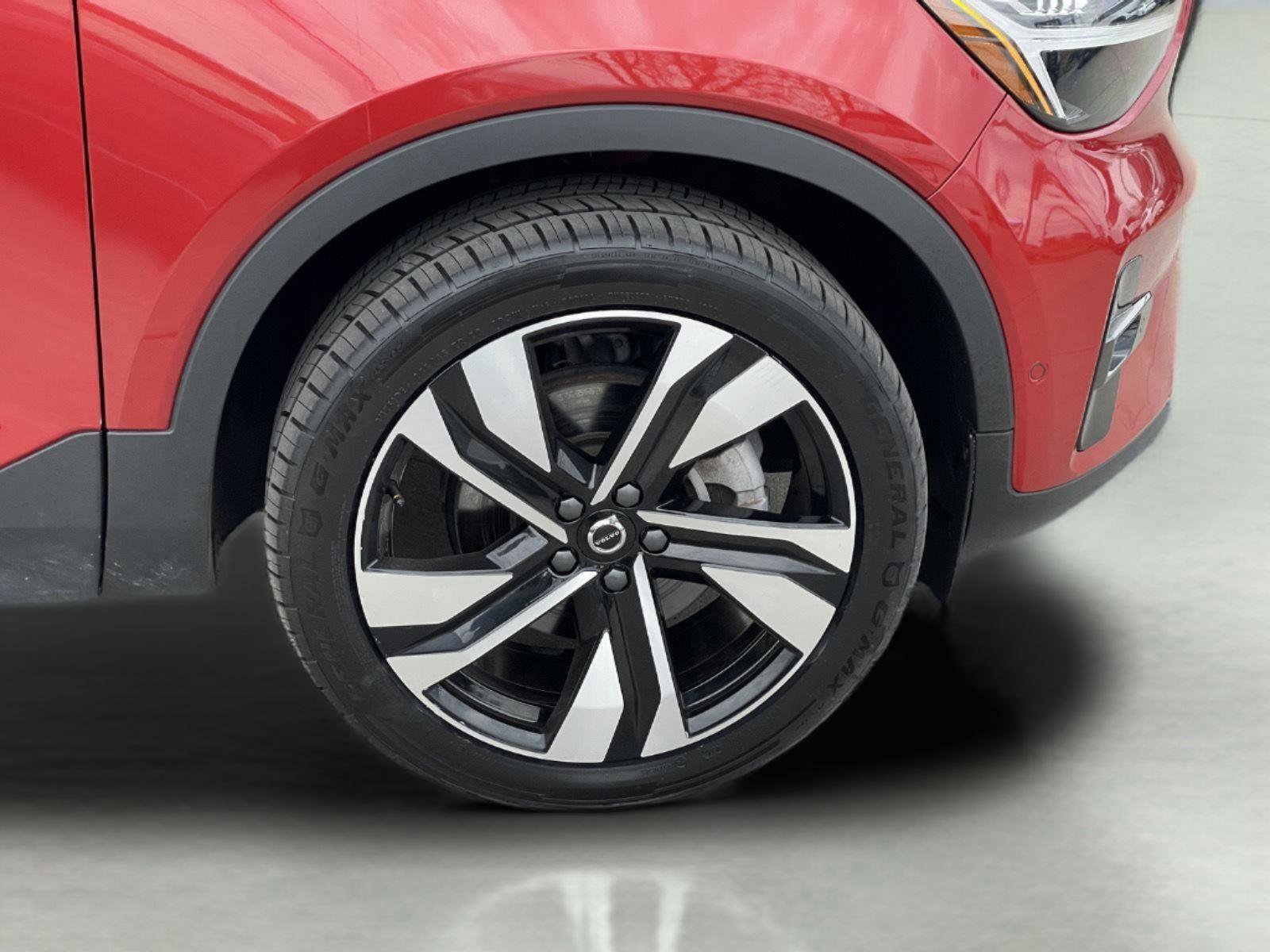 Used 2024 Volvo XC40 B5 Plus w/ Climate Package image 33