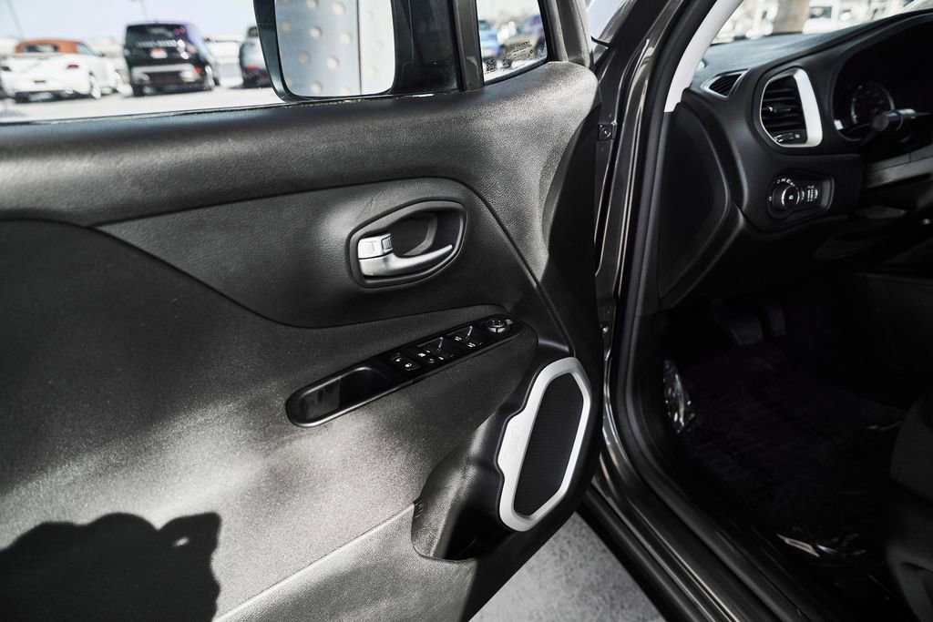 Used 2020 Jeep Renegade Latitude w/ UConnect 8.4 Nav Group AWD/4WD image 20