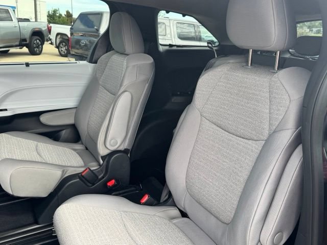 Used 2026 Toyota Sienna LE AWD/4WD image 16
