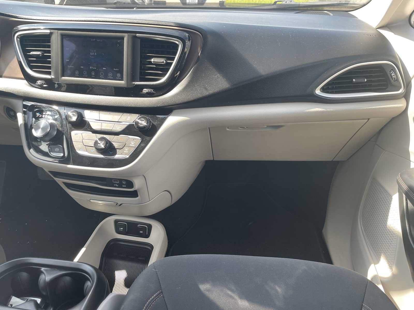 Used 2018 Chrysler Pacifica Touring Plus w/ Tire & Wheel Group FWD image 27