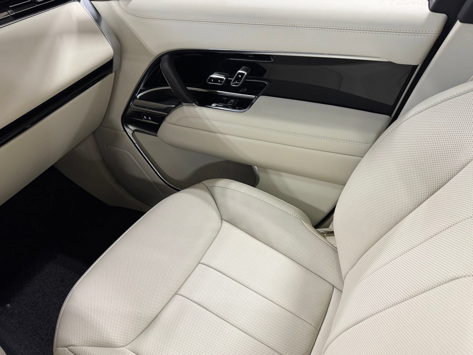 New 2026 Land Rover Range Rover SE AWD/4WD image 38