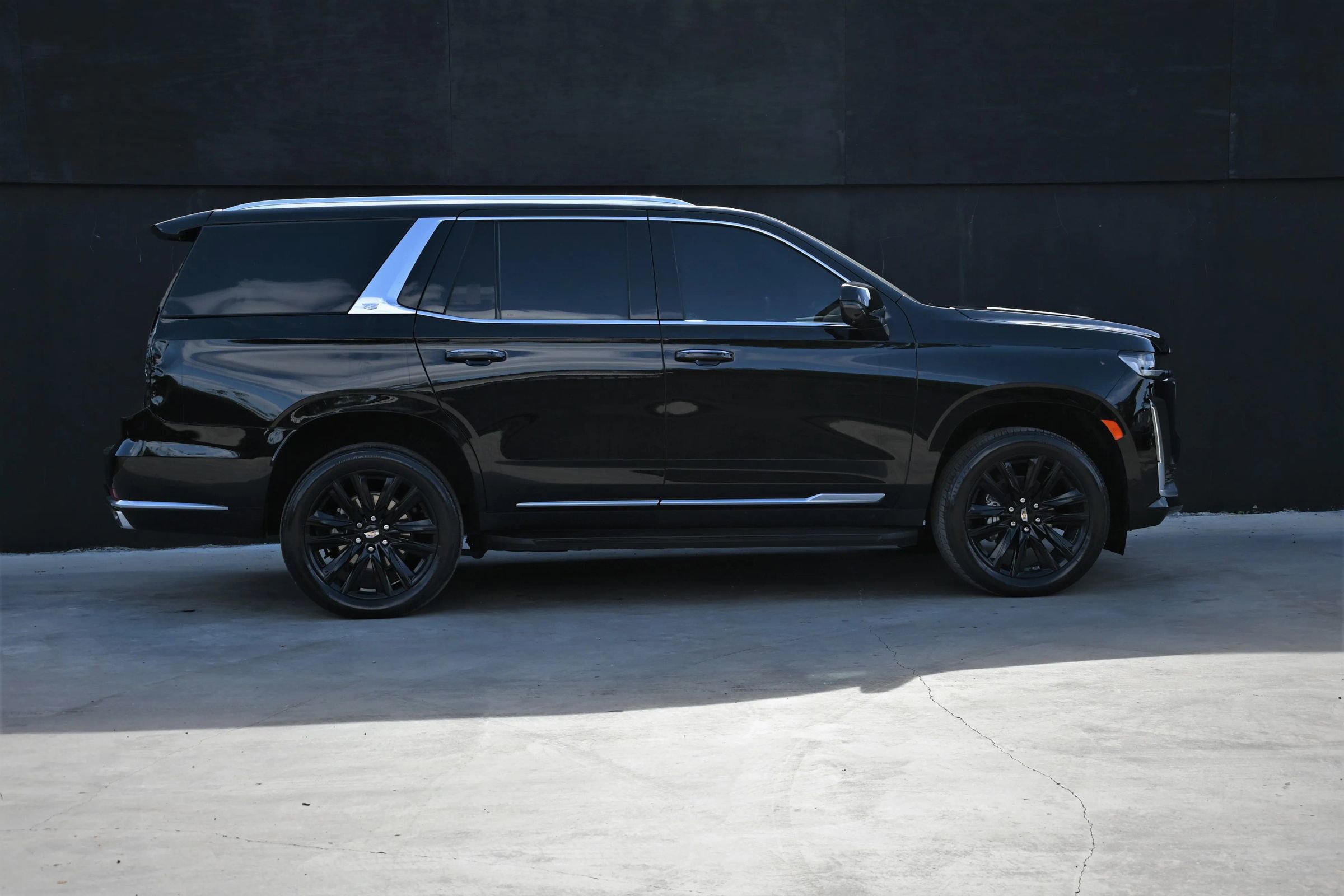 Used 2023 Cadillac Escalade Premium Luxury RWD image 7