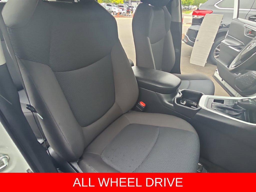 Used 2022 Toyota RAV4 LE AWD/4WD image 10