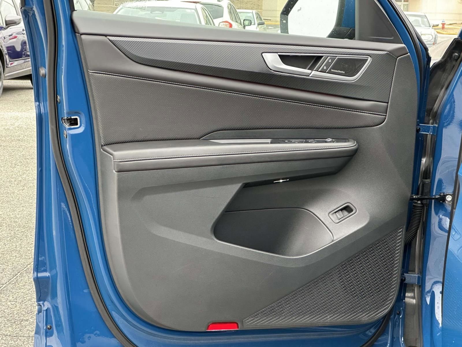 Certified 2025 Volkswagen Atlas Cross Sport SEL Premium R-Line image 17