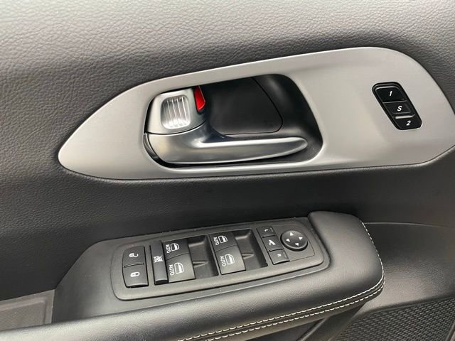 Used 2025 Chrysler Pacifica Limited image 12