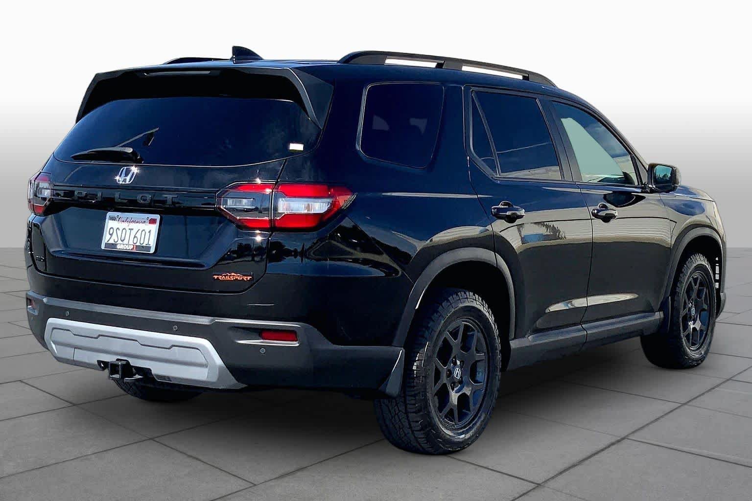 Used 2025 Honda Pilot TrailSport image 12