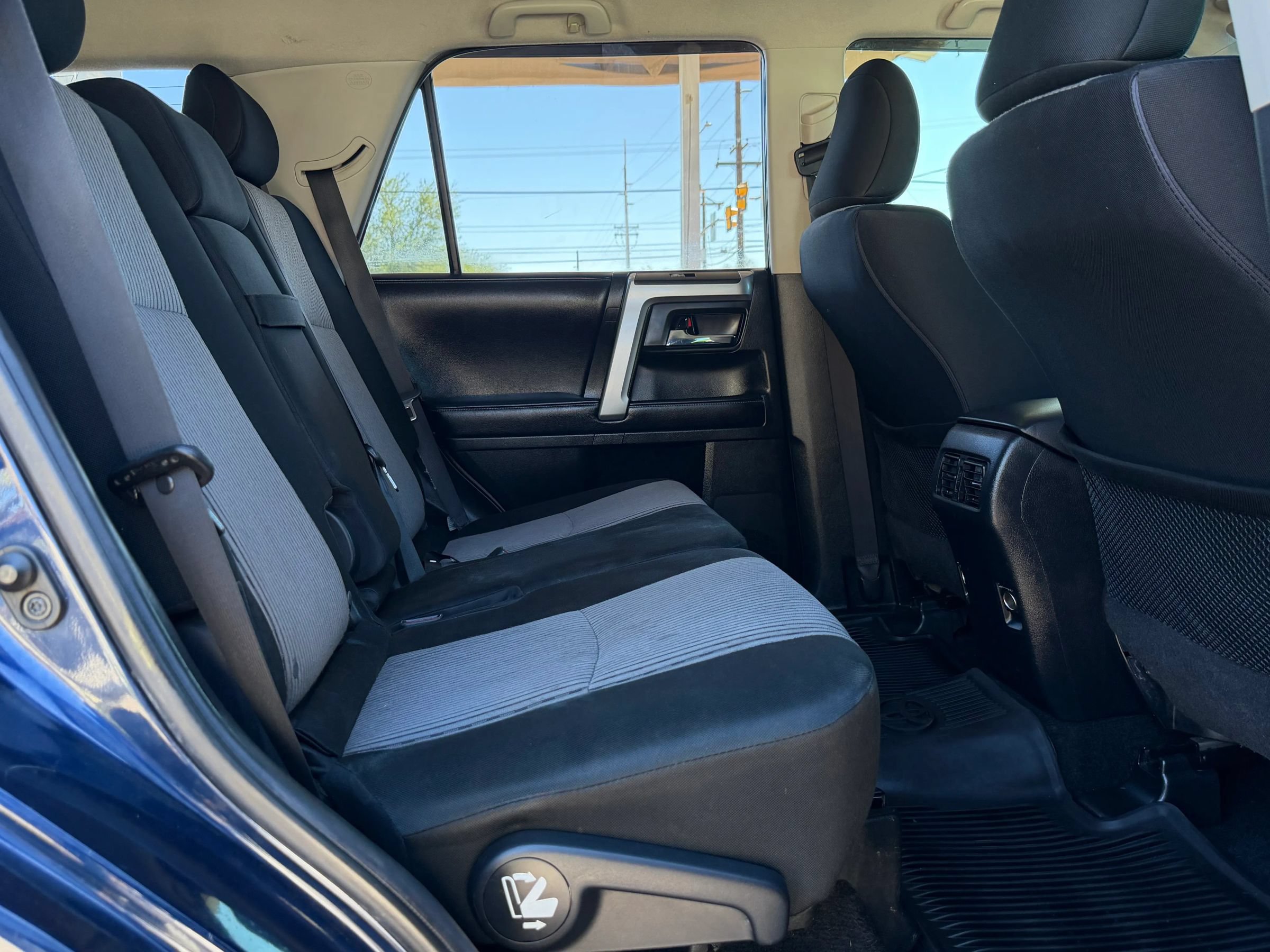 Used 2017 Toyota 4Runner SR5 AWD/4WD image 17