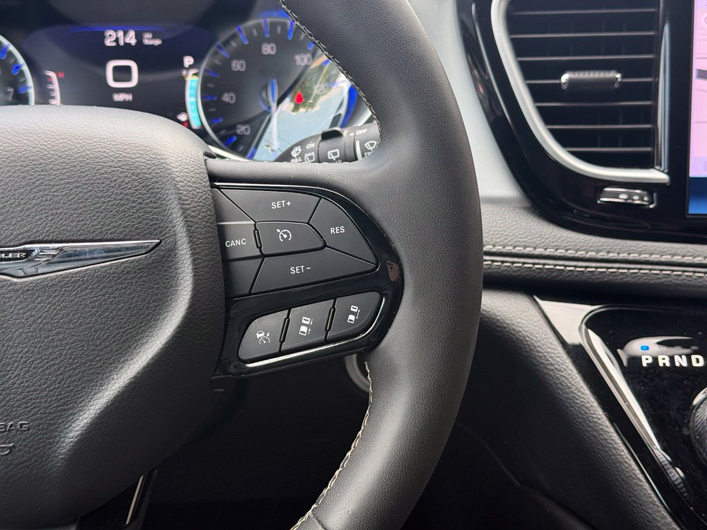 Used 2025 Chrysler Pacifica Limited FWD image 10
