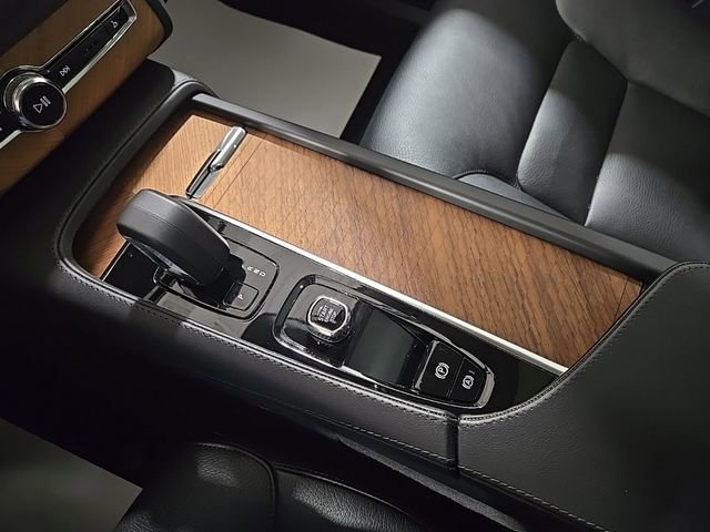 Used 2023 Volvo XC90 B6 Plus w/ Protection Package Premier image 12