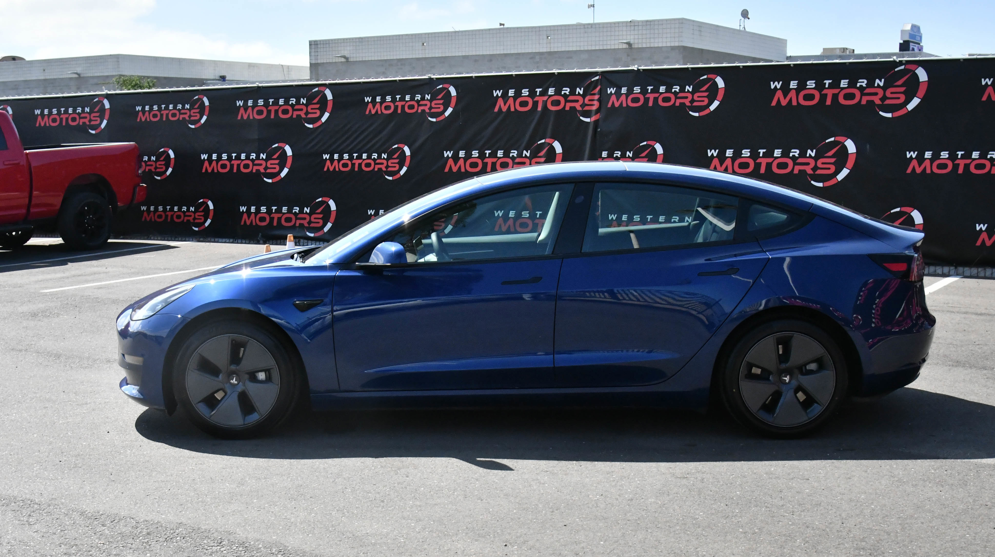 Used 2022 Tesla Model 3 Standard Range image 4