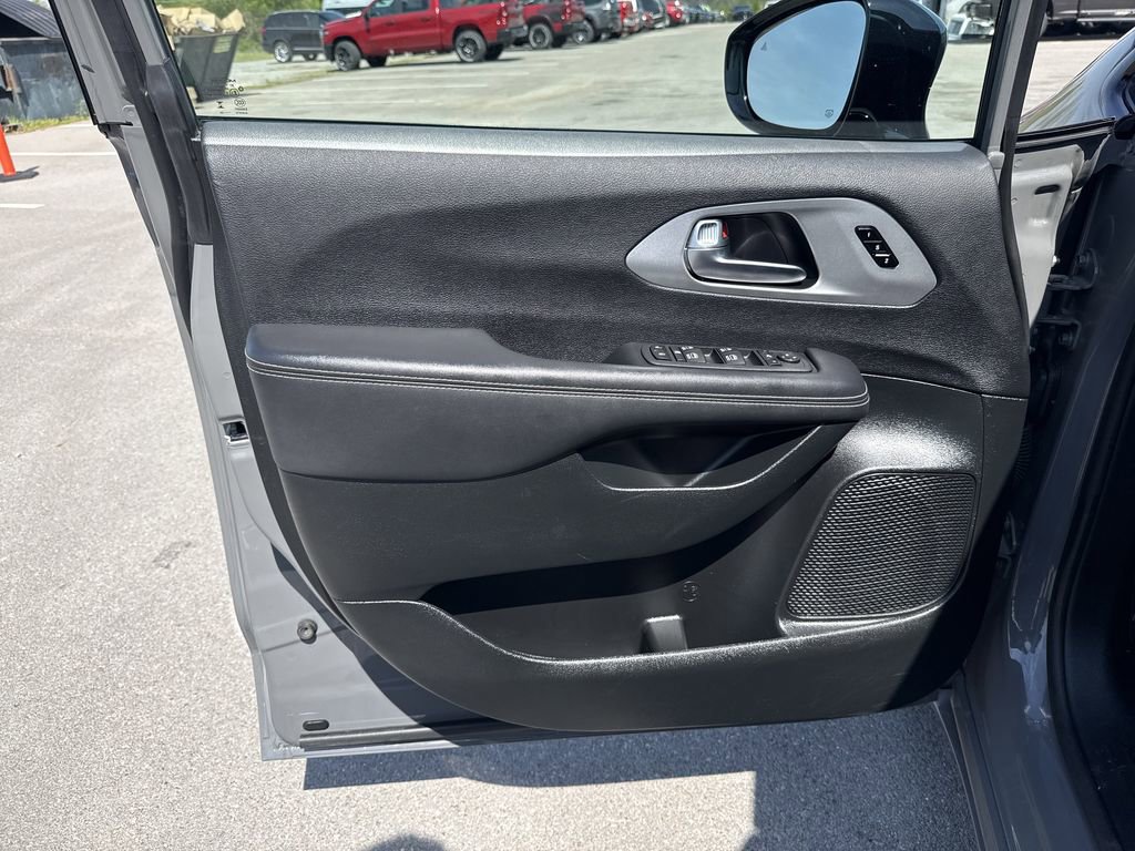 Used 2025 Chrysler Pacifica Limited image 13