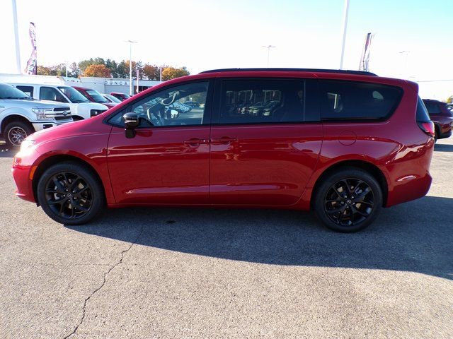 New 2026 Chrysler Pacifica Limited w/ S Appearance Package AWD/4WD image 2