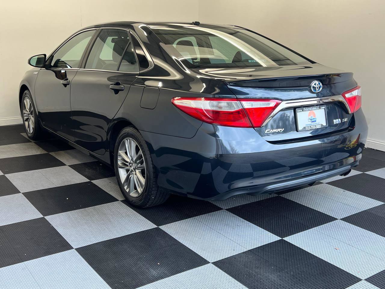 Used 2015 Toyota Camry SE w/ Moonroof Package FWD image 4