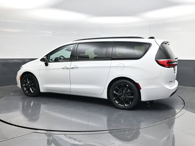 Used 2025 Chrysler Pacifica Limited image 5