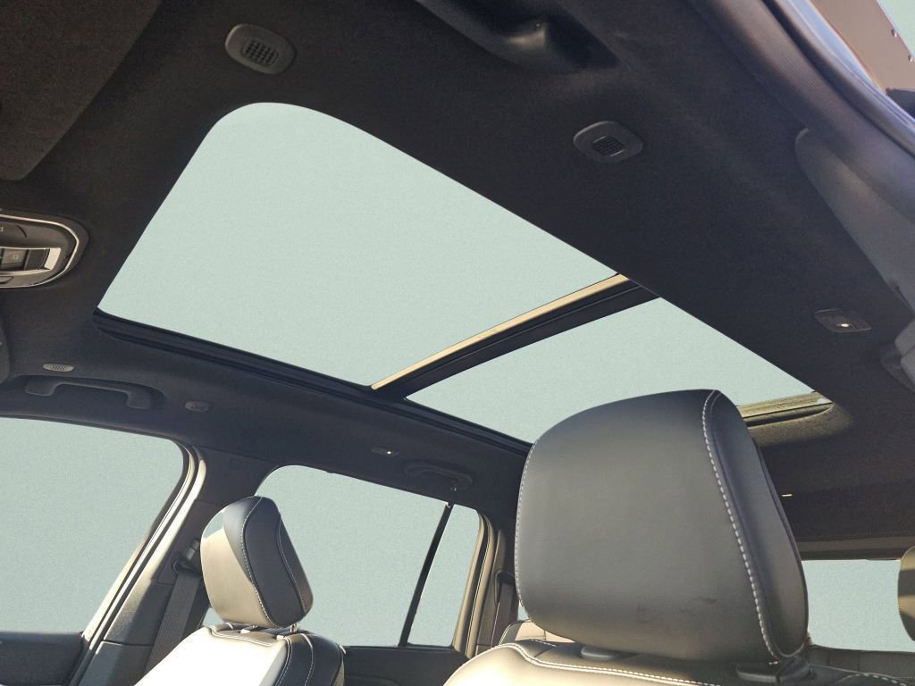 Used 2025 Jeep Grand Cherokee Limited w/ Luxury Tech Group II image 8