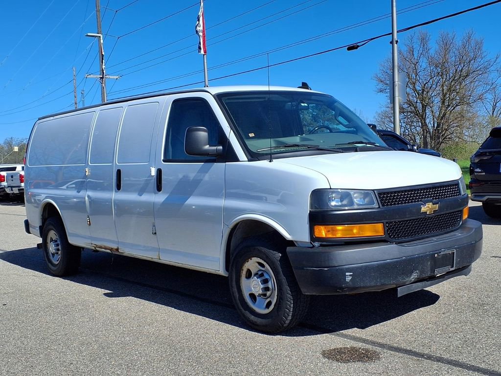Used 2018 Chevrolet Express 3500 Extended w/ Driver Convenience Package RWD image 3