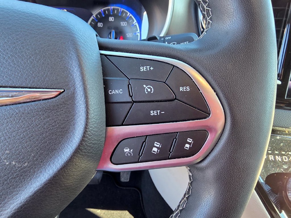 Used 2023 Chrysler Pacifica Touring-L FWD image 19