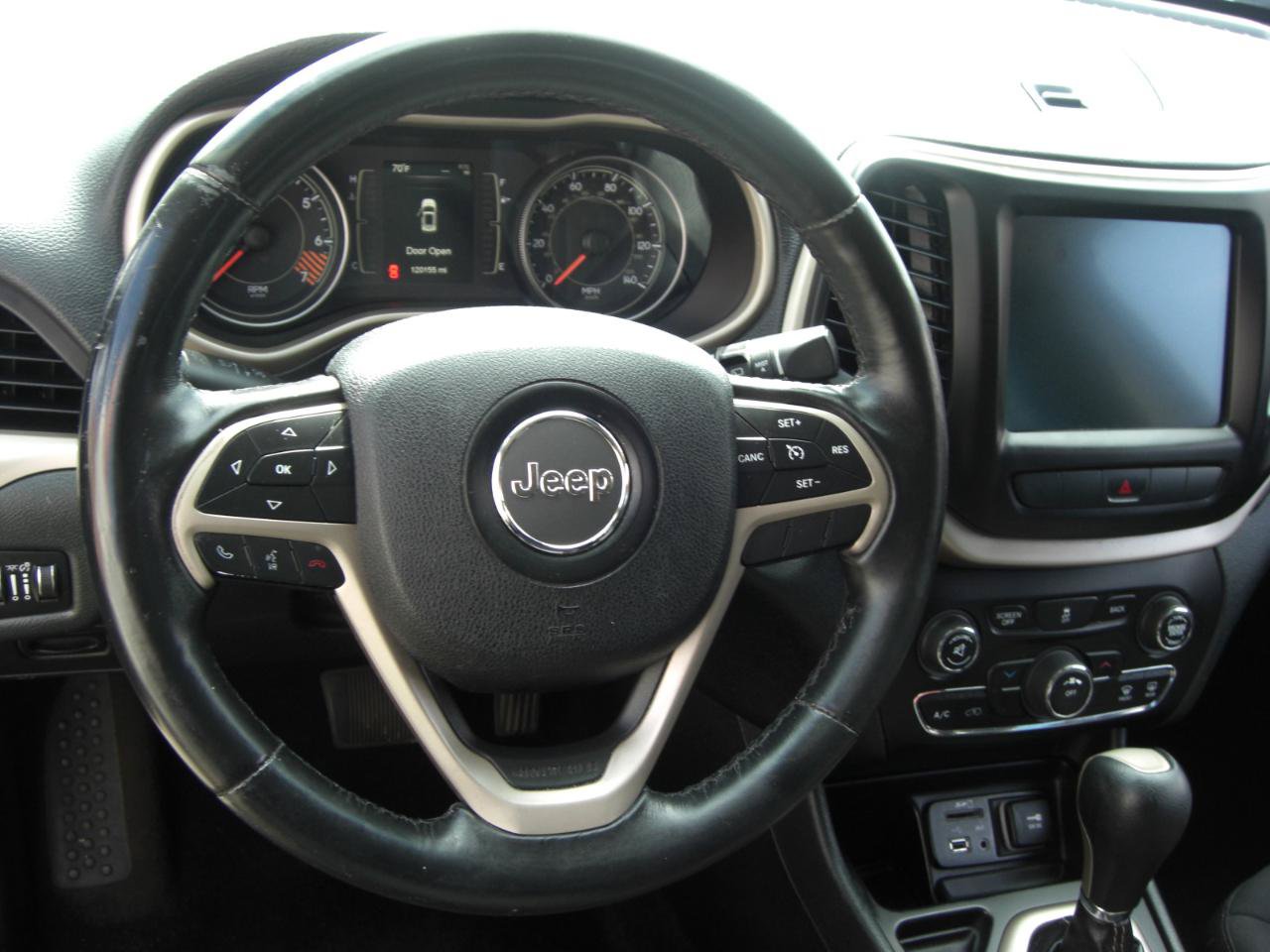 Used 2015 Jeep Cherokee Latitude FWD image 10