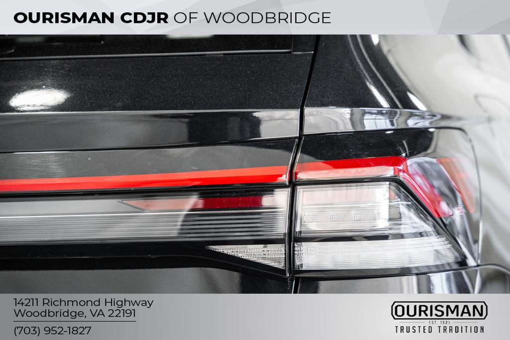 Used 2025 Volkswagen Taos SE w/ Panoramic Sunroof Package image 7