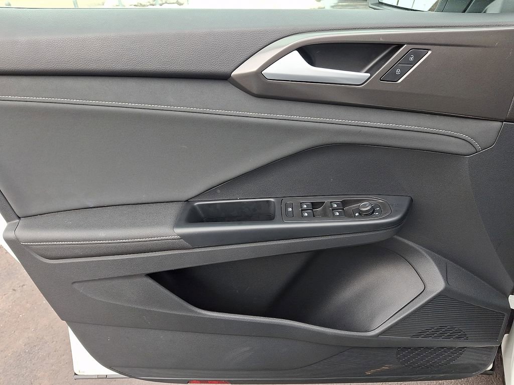 Certified 2025 Volkswagen Taos SE AWD/4WD image 12