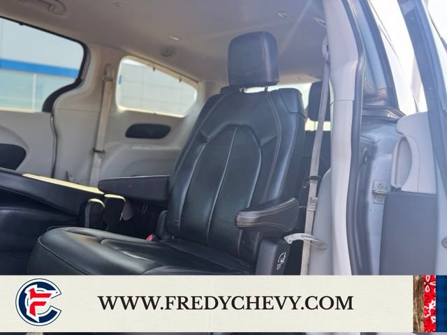 Used 2020 Chrysler Pacifica Touring-L FWD image 25