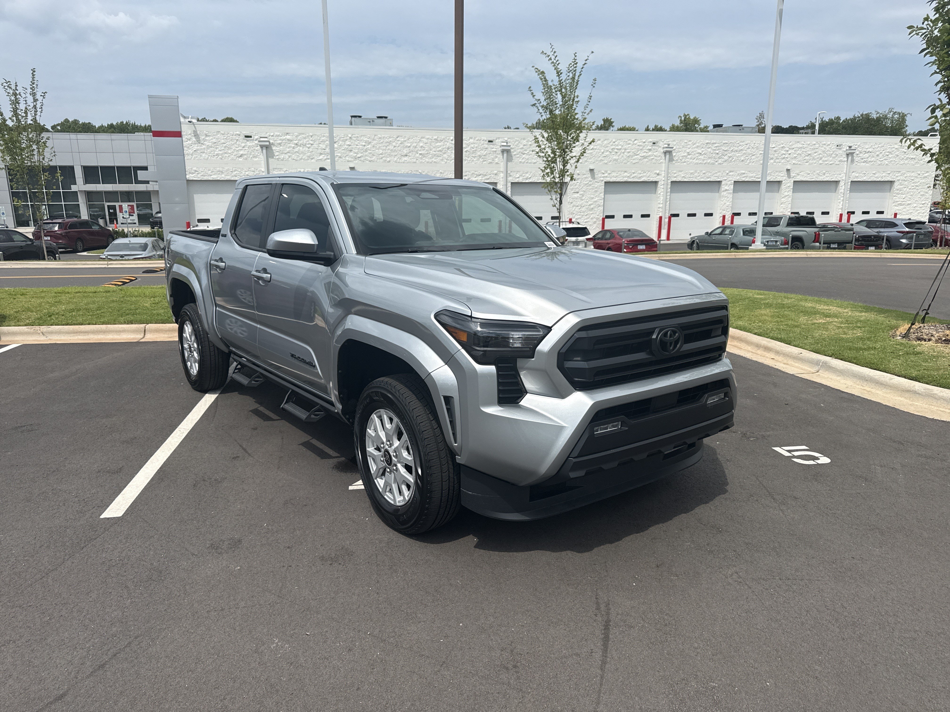 Used 2025 Toyota Tacoma SR5 AWD/4WD image 2