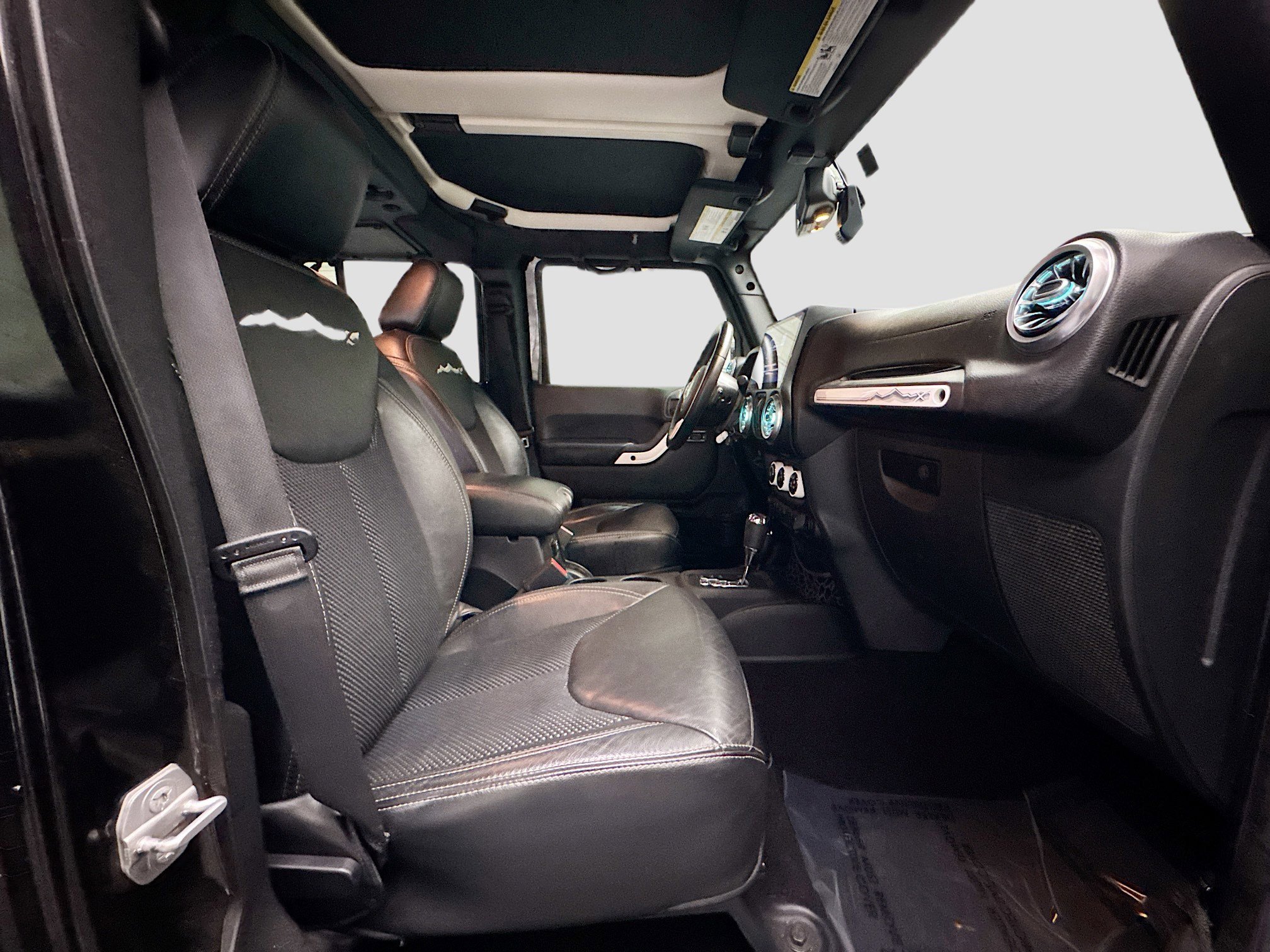 Used 2015 Jeep Wrangler Unlimited Sahara image 18