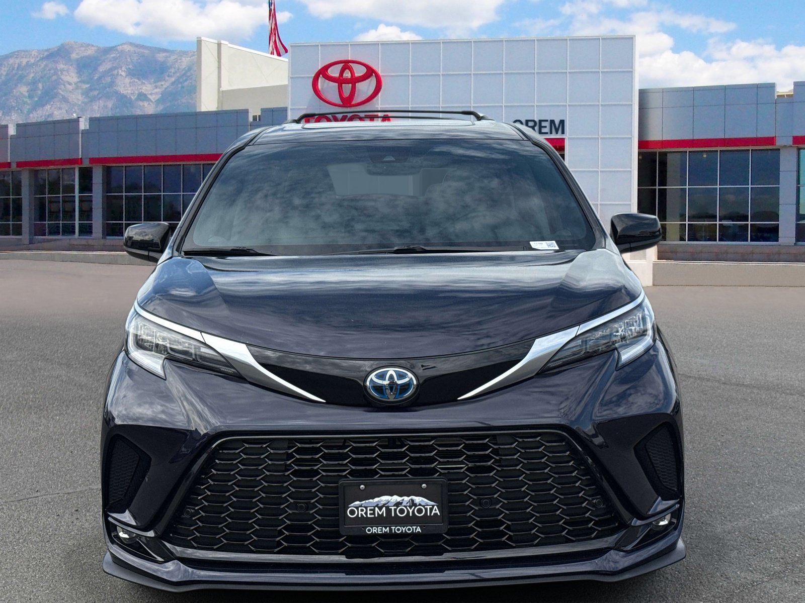 Used 2024 Toyota Sienna XSE FWD image 2