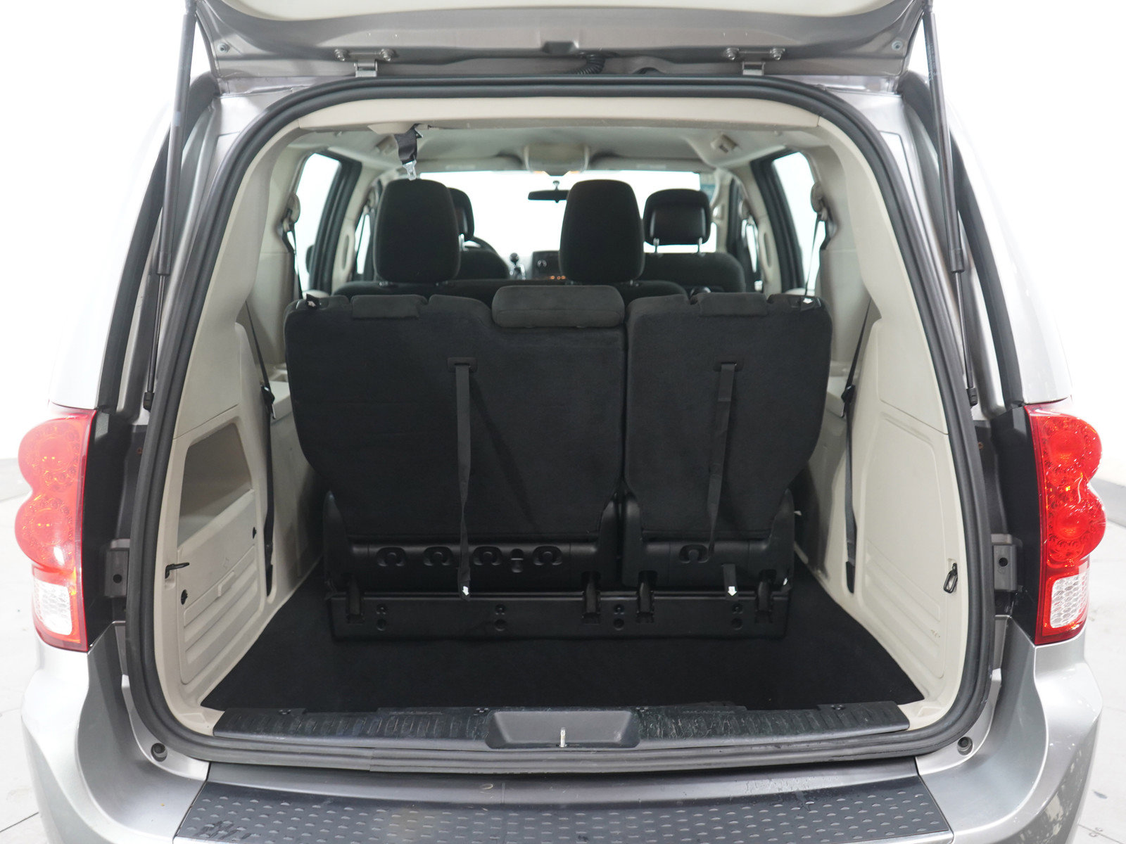 Used 2015 Dodge Grand Caravan American Value Package FWD image 17