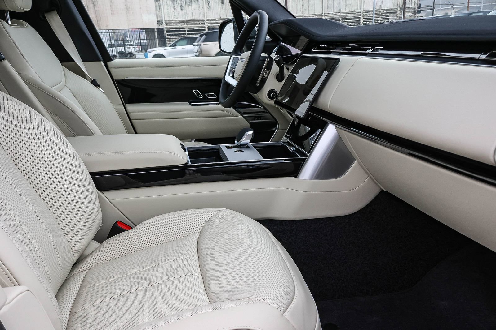 New 2026 Land Rover Range Rover SE image 17