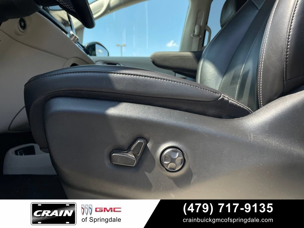 Used 2024 Chrysler Pacifica Touring-L FWD image 11