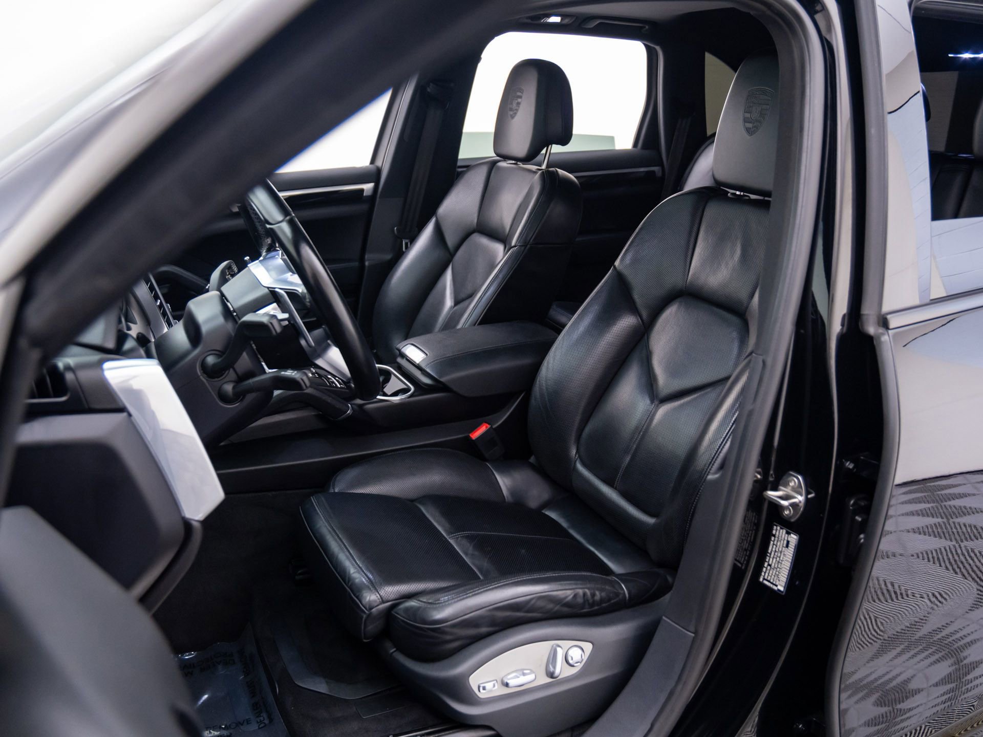 Certified 2017 Porsche Cayenne Platinum Edition image 5