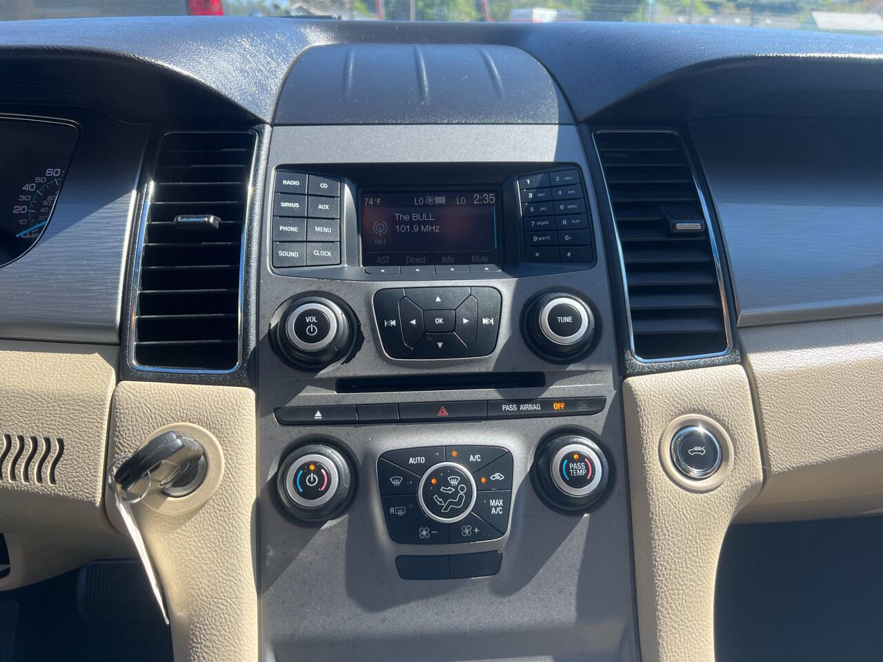 Used 2017 Ford Taurus SEL image 26