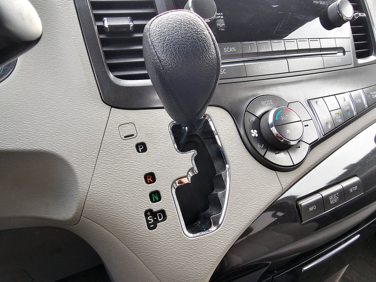 Used 2014 Toyota Sienna LE image 25