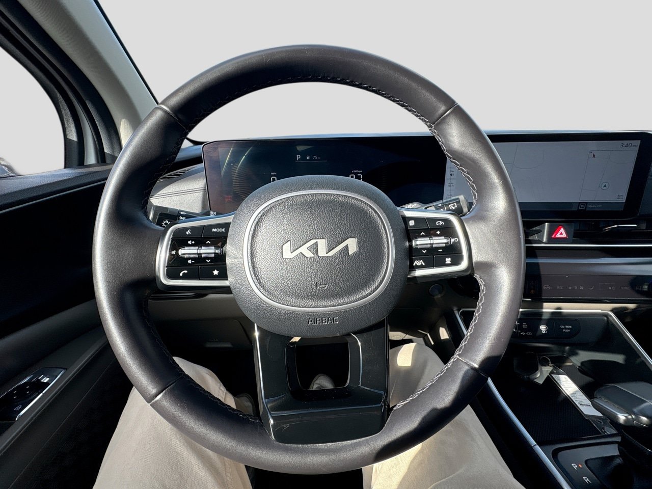 Used 2025 Kia Carnival FWD image 15