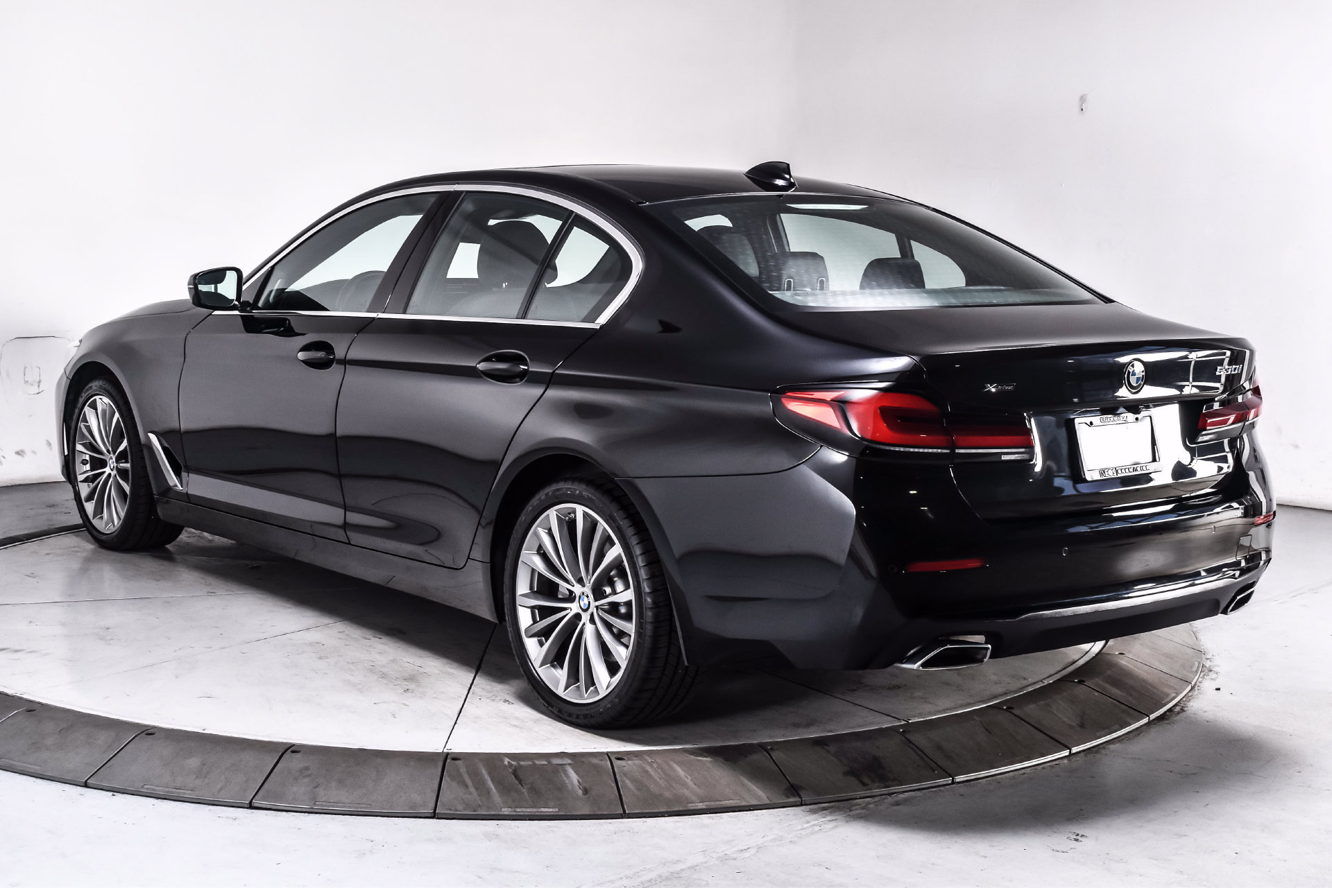 Used 2023 BMW 530i xDrive w/ Premium Package AWD/4WD image 4