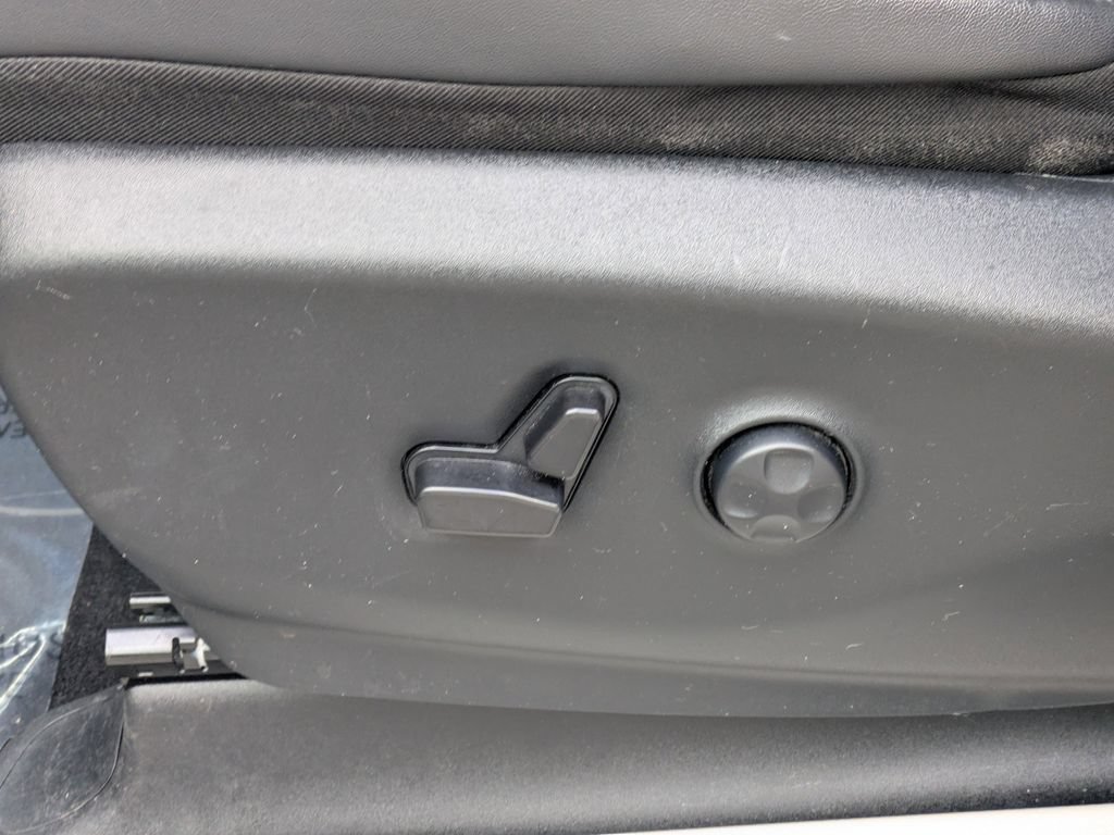 Used 2024 Chrysler Pacifica Touring-L FWD image 23