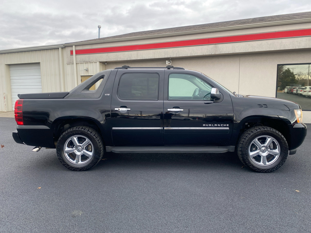 Used 2011 Chevrolet Avalanche LTZ image 4
