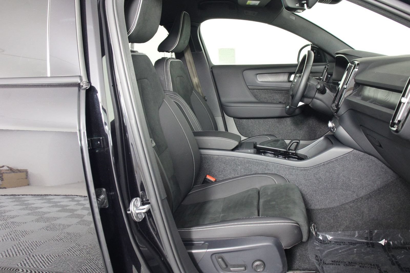 Certified 2023 Volvo C40 P8 Recharge Ultimate w/ Protection Package Premier AWD/4WD image 27