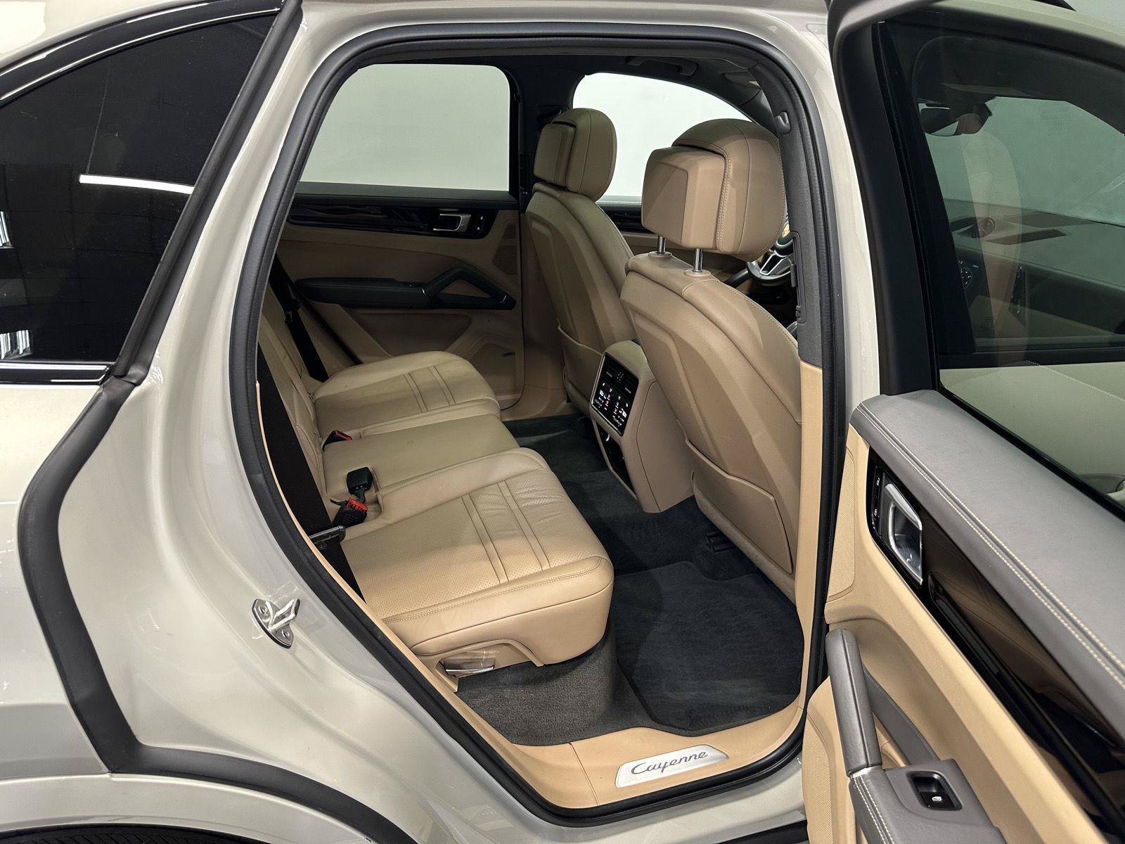 Used 2020 Porsche Cayenne AWD/4WD image 39