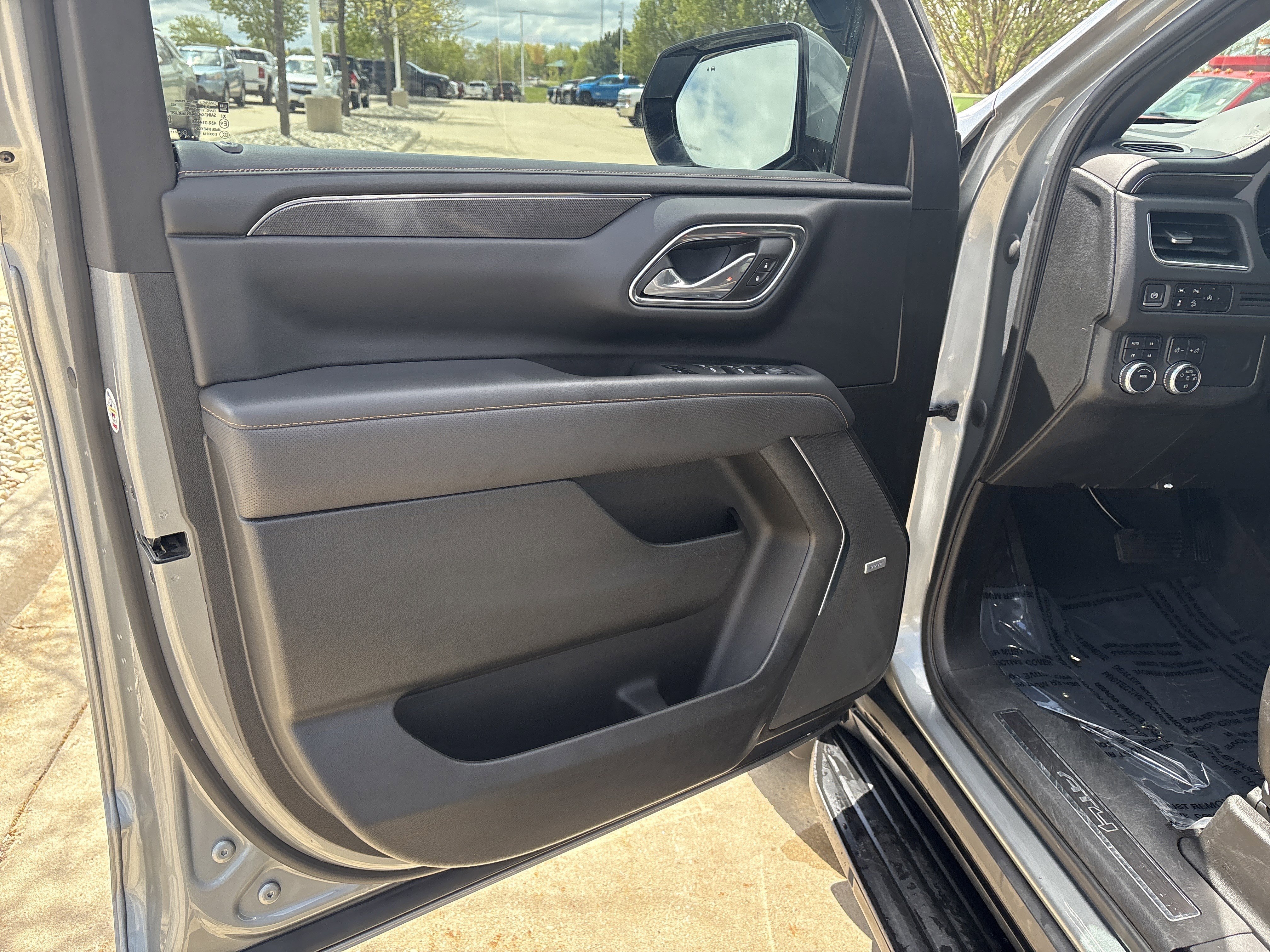 Used 2023 GMC Yukon XL AT4 AWD/4WD image 9