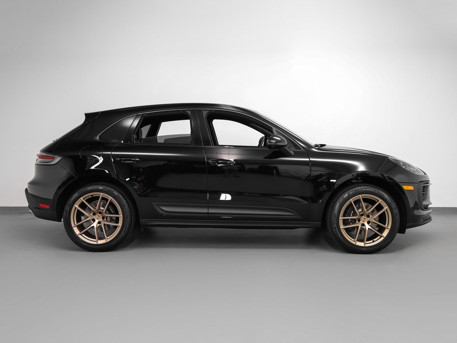 Certified 2025 Porsche Macan image 13