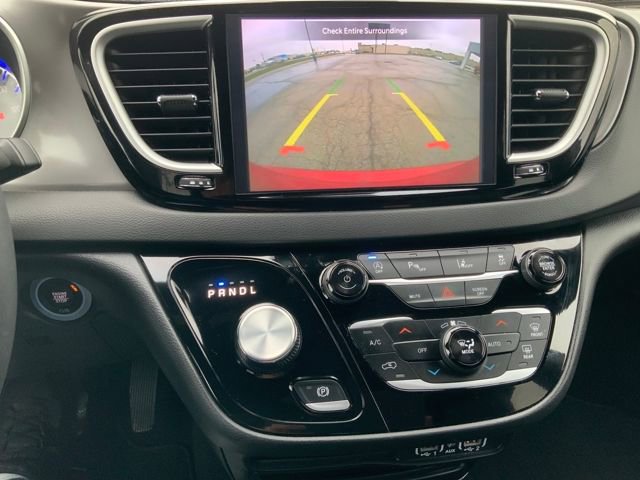 Used 2025 Chrysler Pacifica Select image 24