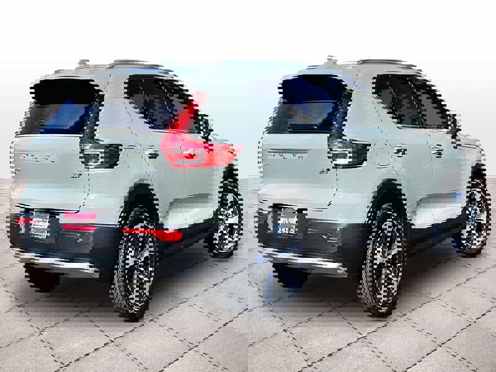 Used 2025 Volvo XC40 B5 Plus image 16