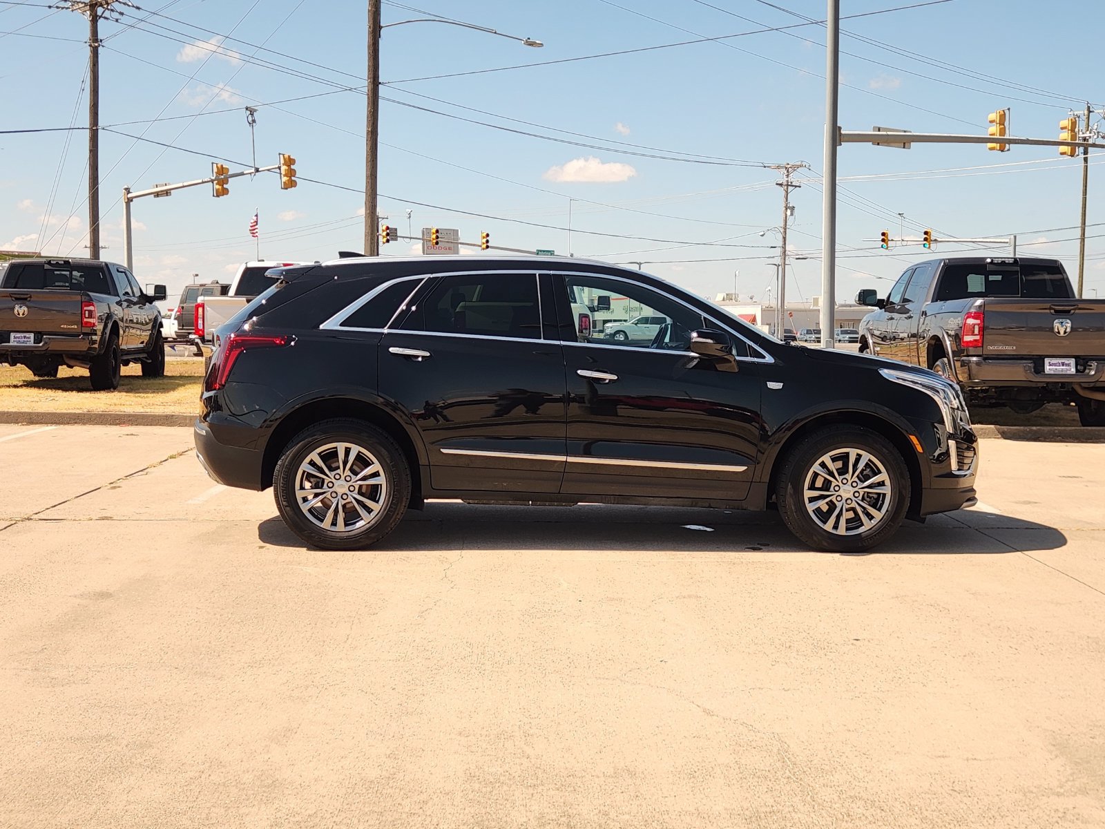 Used 2022 Cadillac XT5 Premium Luxury w/ LPO, Floor Liner Package AWD/4WD image 7