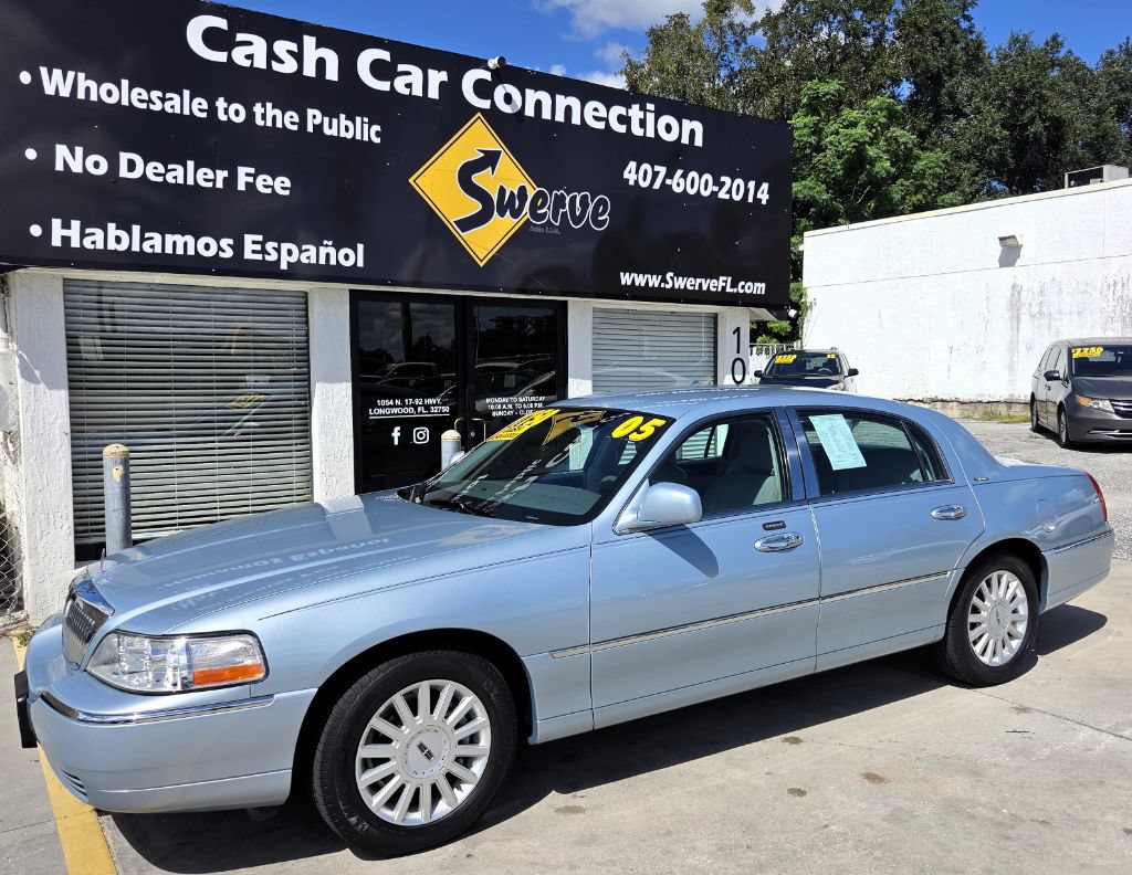 Used 2005 Lincoln Town Car Signature RWD image 10